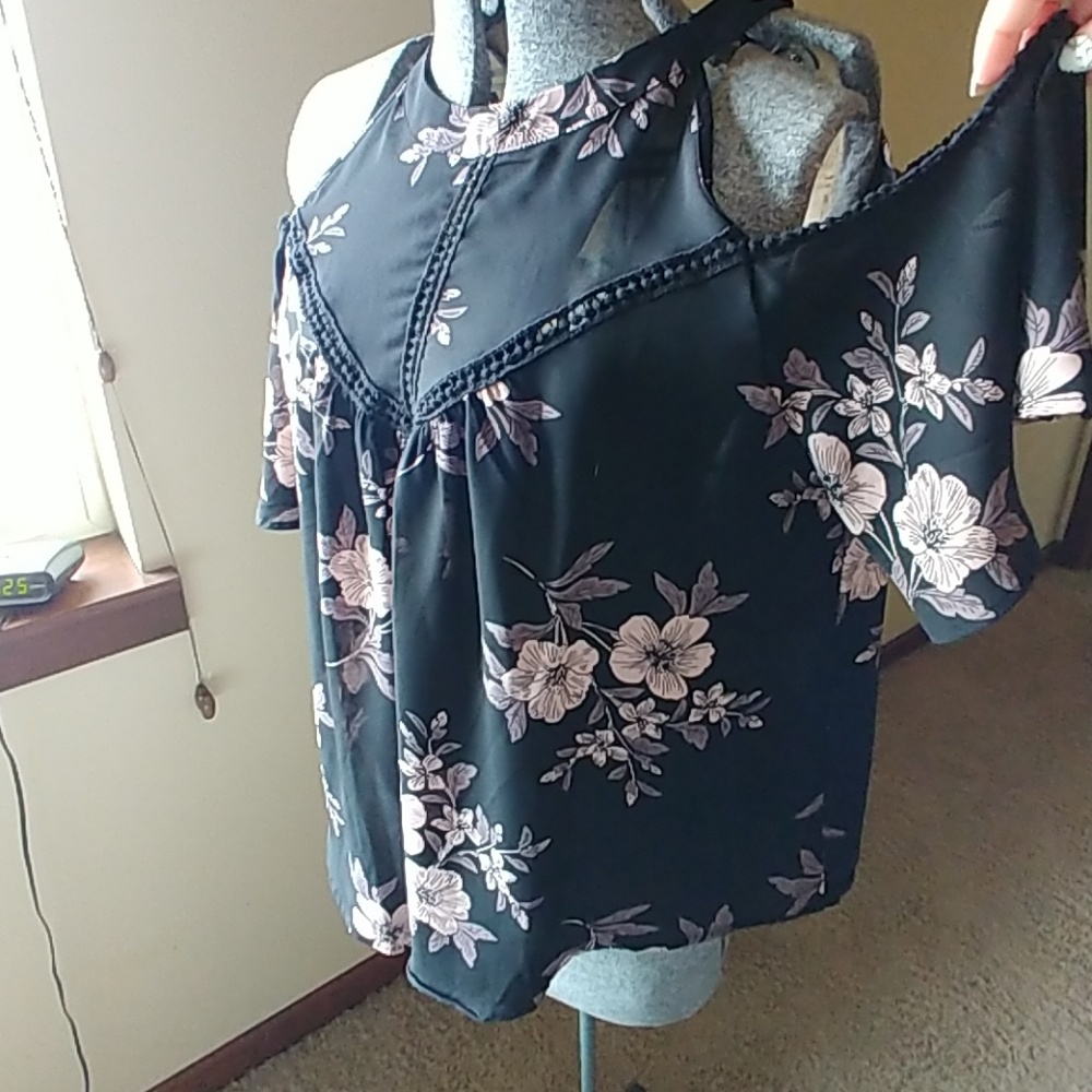 Super fav sexy blouse wish i could have it💝💝